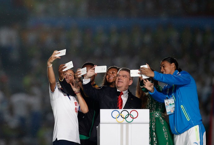 Thomas Bach tira selfie na abertura dos Jogos da Juventude na China (Foto: Reuters)