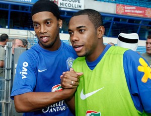 Robinho e ronaldinho gaucho brasil treino 2007 enm Montpellier (Foto: Agência EFE)