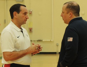 Coach K, à esquerda, conversa com Tom Thibodeau, técnico dos Bulls e seu assistente na seleção (Foto: Fabio Leme)