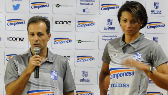 Marco Queiroga, técnico do Minas, diz que equipe ganha muito com a chegada da meio-de-rede Waleswka (Foto: Marco Astoni)