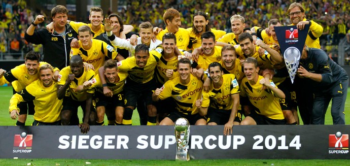 Elenco do Borussia Dortmund posa com a Supercopa da Alemanha (Foto: Reuters)