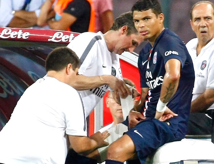 Thiago Silva machucado no jogo do PSG (Foto: AFP)