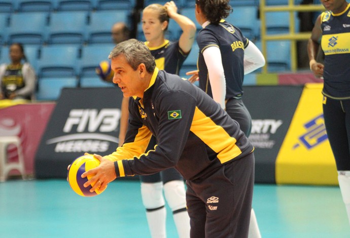 José Roberto guimarães volei tailandia (Foto: Divulgação/CBV)