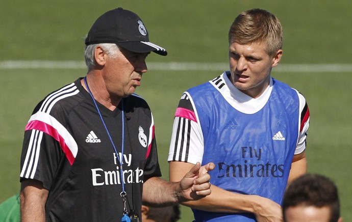 Carlo Ancelotti e Kroos no treino do Real Madrid (Foto: EFE)