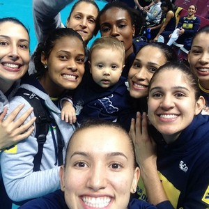 Seleção feminina de vôlei posa com Arthur, filho de Jaqueline e Murilo (Foto: Reprodução/Instagram)