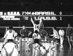 Badalhoca na partida de vôlei do Brasil contra a URSS no Maracanãzinho (Foto: Arquivo / Ag. O Globo)