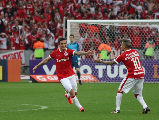 Aránguiz comemora com D`Alessandro depois de marcar o primeiro gol do Inter (Foto: Diego Guichard/GloboEsporte.com)