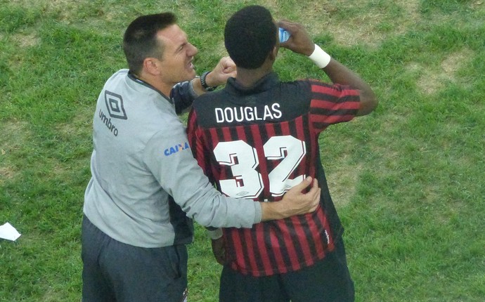 Doriva conversa com o atacante Douglas Coutinho, do Atlético-PR (Foto: Monique Silva)