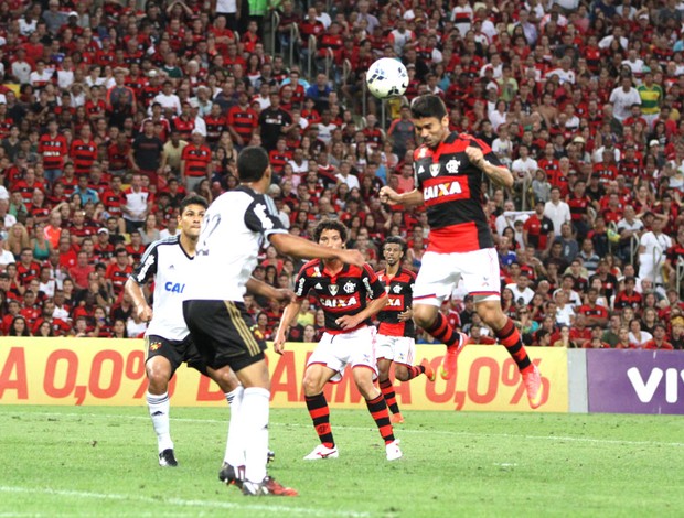 Eduardo da Silva marca gol do Flamengo contra o Sport (Foto: André Durão)