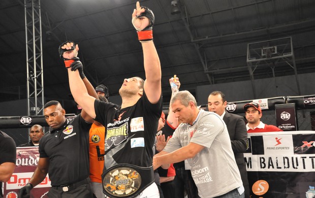 William Gigante com o cinturão do Jungle Fight (Foto: Marcos Santos / Divulgação)