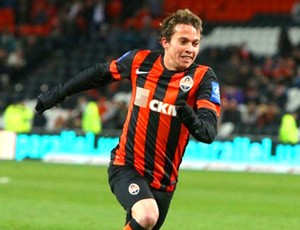 Bernard comemoração Shakhtar (Foto: Divulgação / Site Oficial)