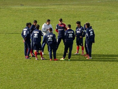 Técnico Claudinei Oliveira orienta grupo do Paraná Clube (Foto: Rafael Les)