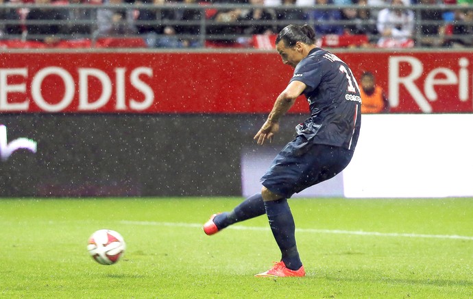 Ibrahimovic perde penalti - PSG e Reims (Foto: Agência EFE)