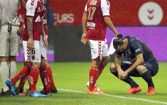 Ibrahimovic perde penalti - PSG e Reims (Foto: Agência EFE)