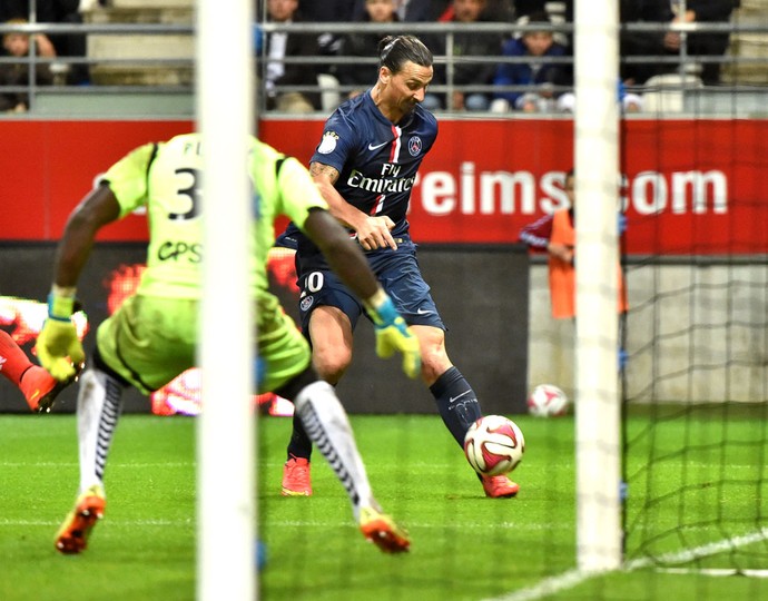 Ibrahimovic, PSG e Reims (Foto: Agência AFP)