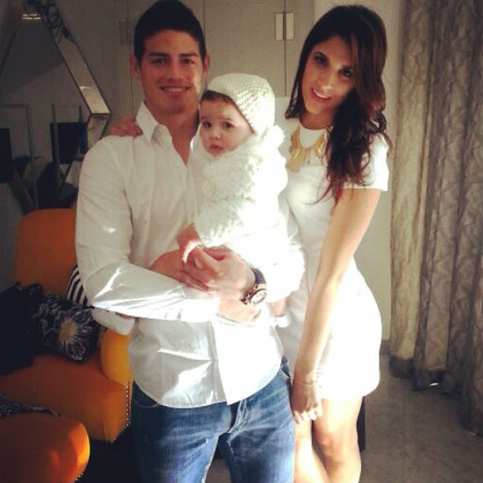 James Rodríguez com Daniela Ospina e a filha do casal (Foto: Reprodução/Instagram)