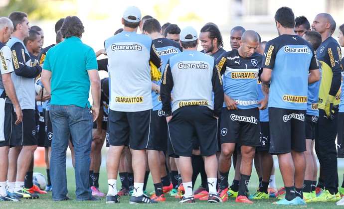 Gottardo conversa com jogadores do Botafogo (Foto: Alexandre Cassiano / Agência O Globo)