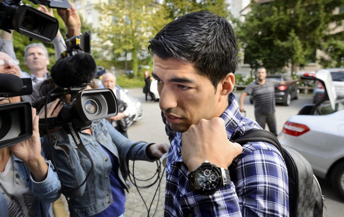 luis Suarez chega a corte arbitral do esporte (Foto: Agência EFE)