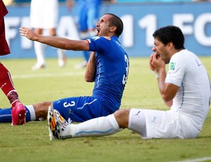 Chiellini e Suarez - argentina x itália (Foto: Reuters)