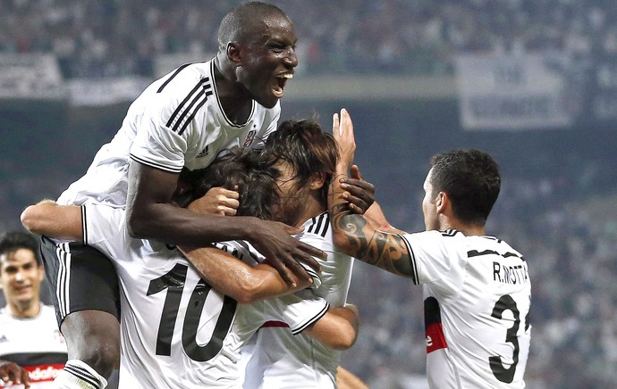 Demba Ba comemora gol do Besiktas contra o Feyenoord (Foto: Agência EFE)