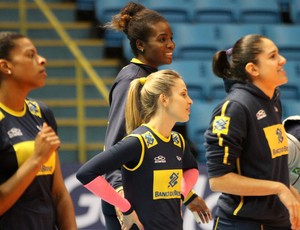 Garay, Fabiana, Camila Brait e Natália em um treino da seleção brasileira feminina  (Foto: Divulgação/CBV)