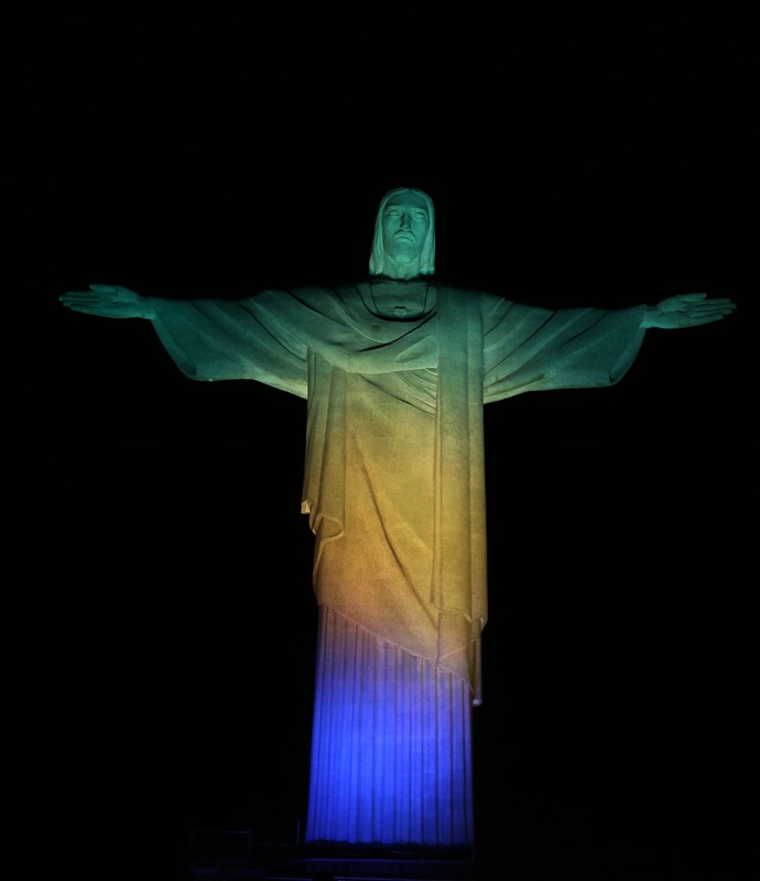 Cristo Redentor iluminado com as cores do Brasil (Foto: André Durão)