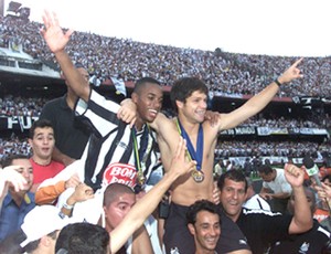 Robinho e Diego comemoração Santos campeão 2002 especial (Foto: Divulgação / Site Oficial do Santos)