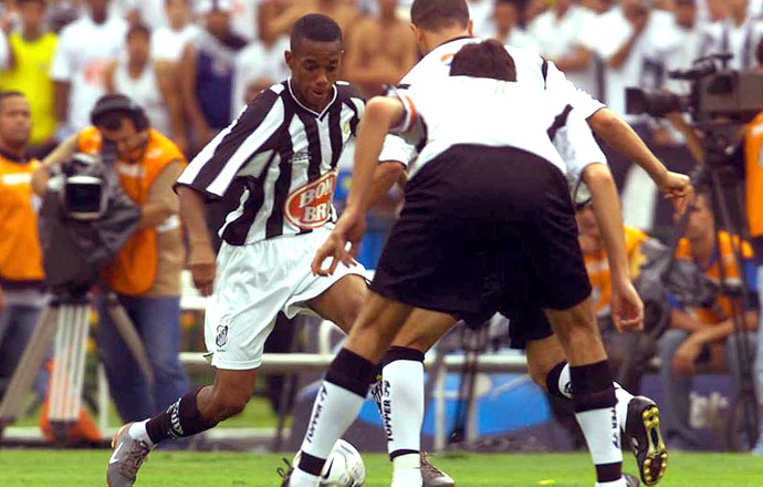 Robinho pedalada Santos campeão 2002 especial (Foto: Arquivo / Ag. Estado)