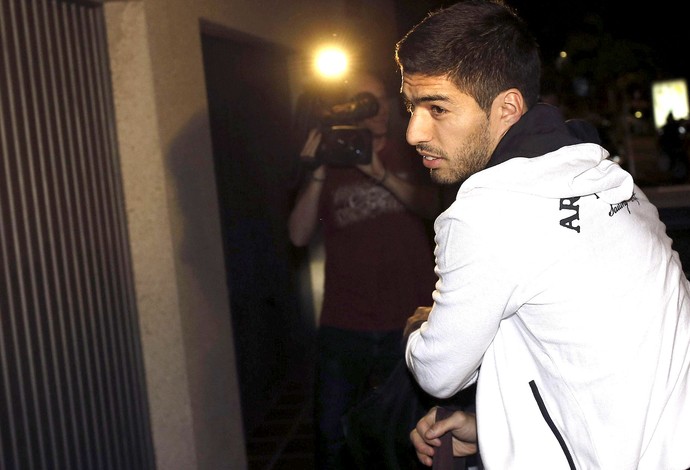 Luis Suarez chegada em Barcelona (Foto: EFE)