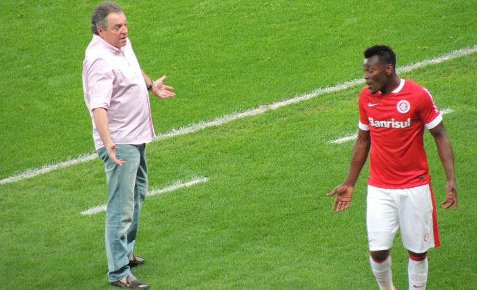 Abel reclama de Paulão após expulsão (Foto: Tomás Hammes / GloboEsporte.com)