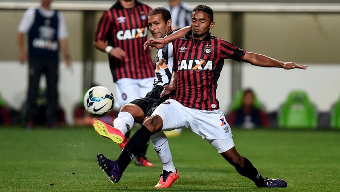 Pierre Atlético-MG e Deivid Atlético-PR brasileirão (Foto: Agência Getty Images)