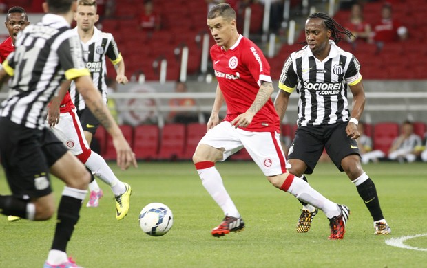 D&#39;Alessandro é observado de perto por Arouca na partida entre Inter e Santos (Foto: Wesley Santos/Agência PressDigital)