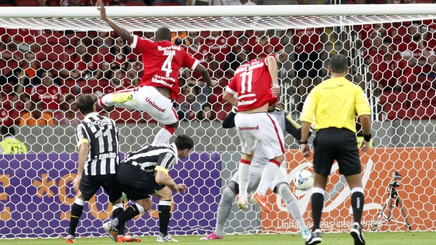 Rafael Moura sobe para fazer gol do Inter em cima do Santos (Foto: Wesley Santos/Agência PressDigital)