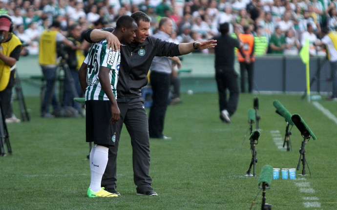 Celso Roth conversa com Geraldo no empate sem gols com o Corinthians (Foto: Divulgação/ Site oficial Coritiba)