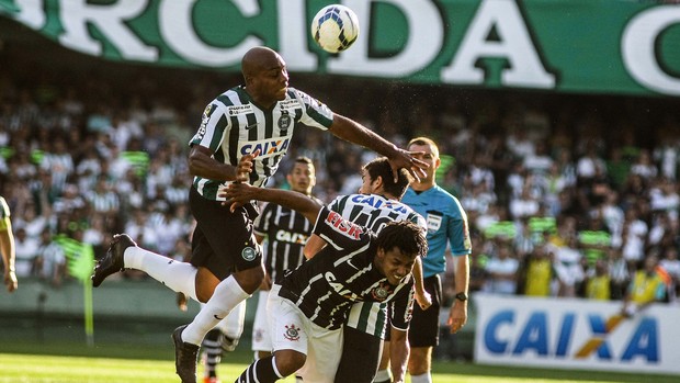 Luccas Claro coritiba e Romarinho Corinthians Brasileirão (Foto: Joka Madruga / Agência Estado)