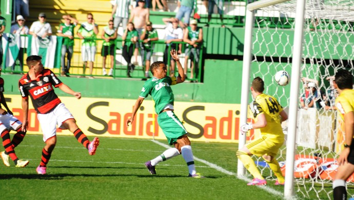 Rafael Lima marca contra o Flamengo (Foto: Cleberson Silva/Chapecoense)