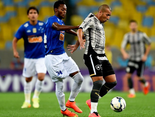 Marquinhos cruzeiro e Emerson Sheik Botafogo (Foto: Agência Getty Images)