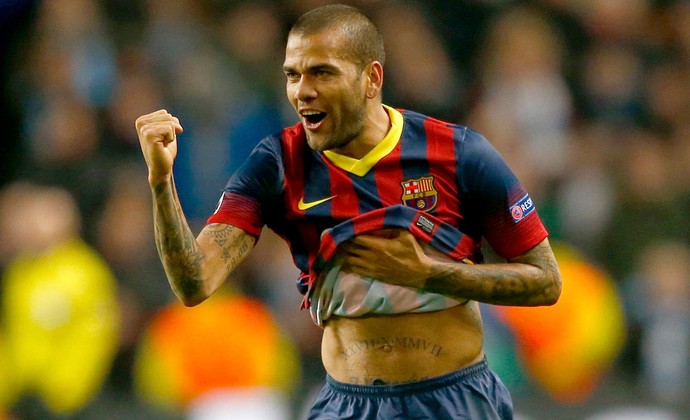 Daniel Alves gol, Manchester City x Barcelona (Foto: Reuters)