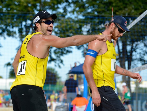 Bruno Schmidt e Alison durante partida do Grand Slam de Klagenfurt (Foto: Divulgação/FIVB)