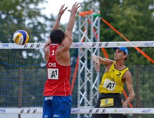 Bruno Schmidt ataca bola durante partida na Áustria (Foto: Divulgação/FIVB)