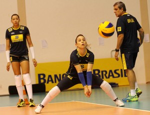 Camila Brait Treino Seleção Brasileira Feminina de Vôlei (Foto: CBV)