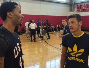 Derrick Rose ao lado de Mesut Özil em Las Vegas (Foto: Reprodução/Twitter)