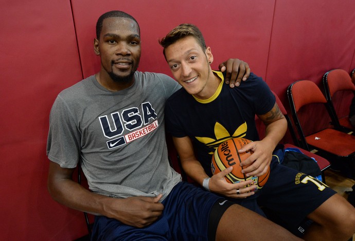 Kevin Durant e Mesut Ozil, Basquete (Foto: Getty Images)