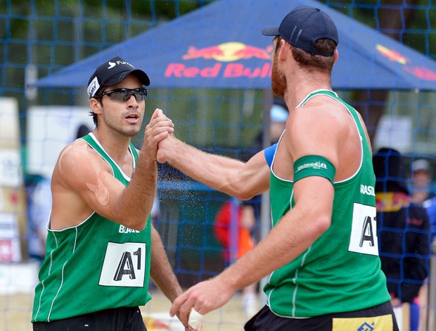 Bruno Schmidt e Alison vôlei de praia (Foto: Divulgação / FIVB)