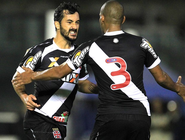 Douglas comemoração do Vasco contra a Ponte Preta (Foto: Marcelo Sadio / Vasco.com.br)