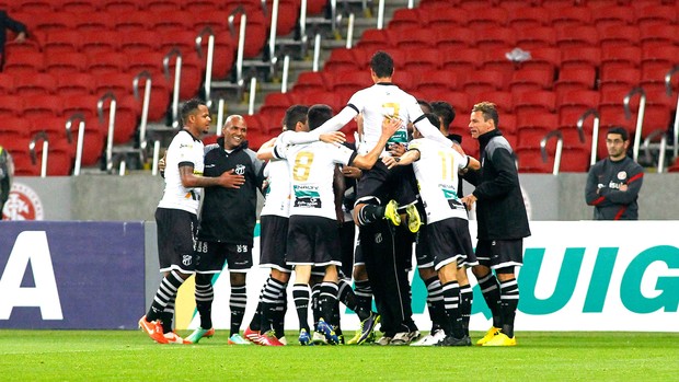 Nikão comemora gol do Ceara contra o Internacional (Foto: Eduardo Quadros / Agência estado)