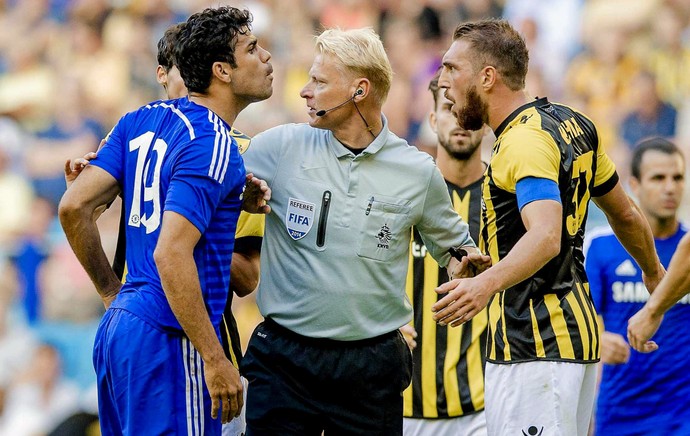 Diego Costa e Guram Kashia discutem durante Chelsea x Vitesse (Foto: EFE)