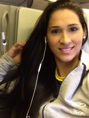 Jaqueline no avião viagem disputa Grand Prix de vôlei (Foto: Reprodução/Instagram)