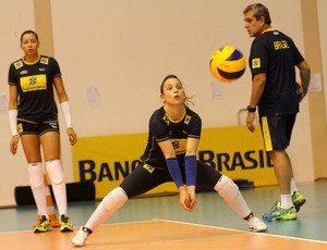 Camila Brait Treino Seleção Brasileira Feminina de Vôlei (Foto: CBV)