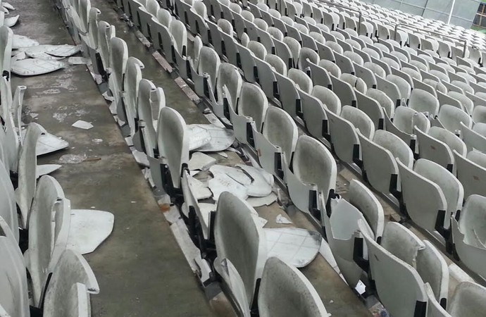 arena corinthians cadeiras quebradas (Foto: GloboEsporte.com)